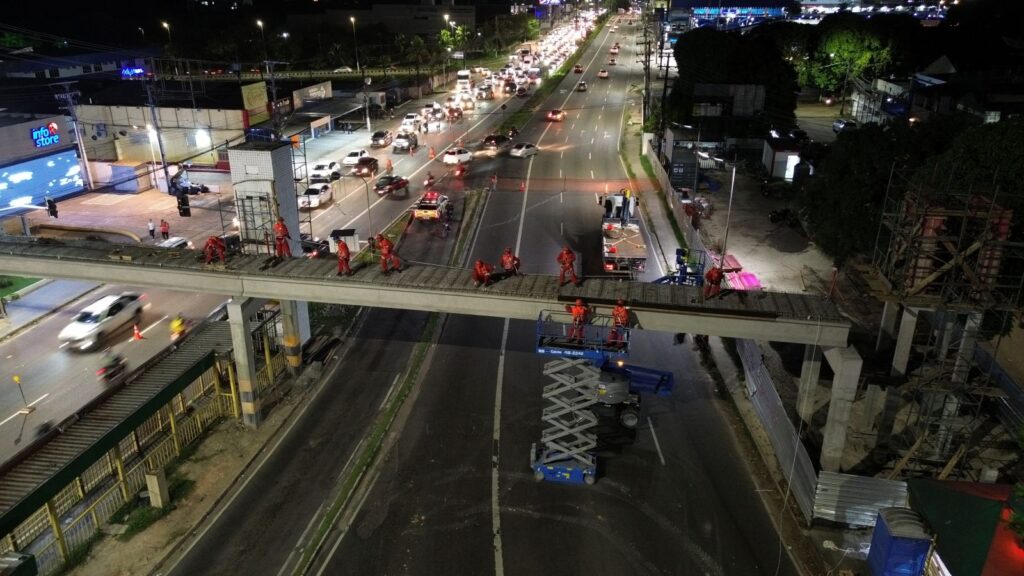 Prefeitura-de-Manaus-avanca-na-reconstrucao-da-passarela-da-avenida-Torquato-Tapajos-com-obra-noturna-2