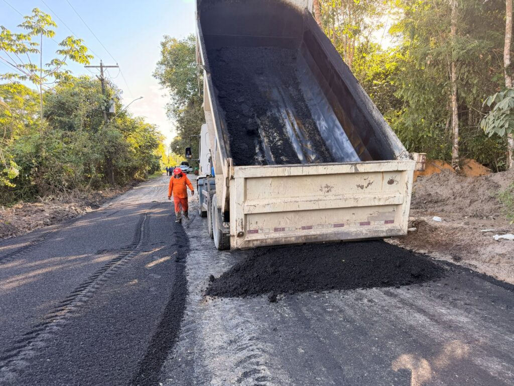 Prefeitura-de-Manaus-aplica-120-toneladas-de-asfalto-e-transforma-trechos-do-ramal-do-Brasileirinho-na-zona-Leste-4